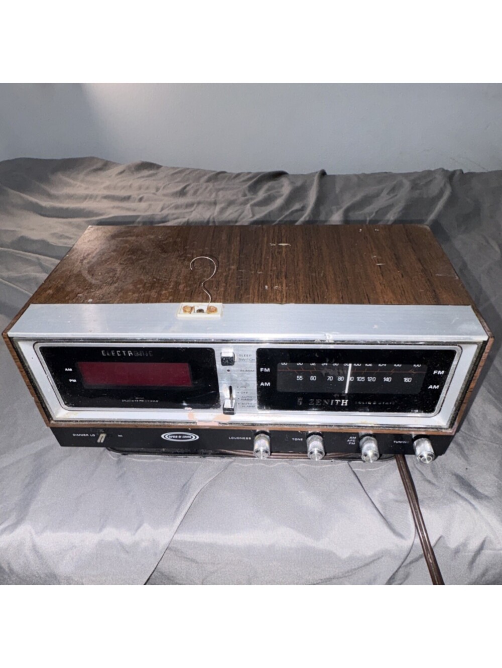 Zenith Solid-State Electronic Clock Radio AM/FM Tone Tuning Controls Z213310